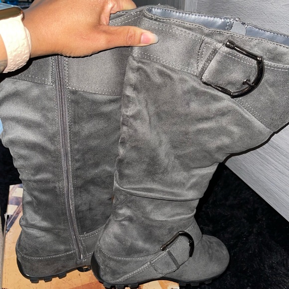 Gray knee-high boots - Picture 4 of 8